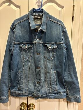 Levi’s men large waterless denim trucker jacket